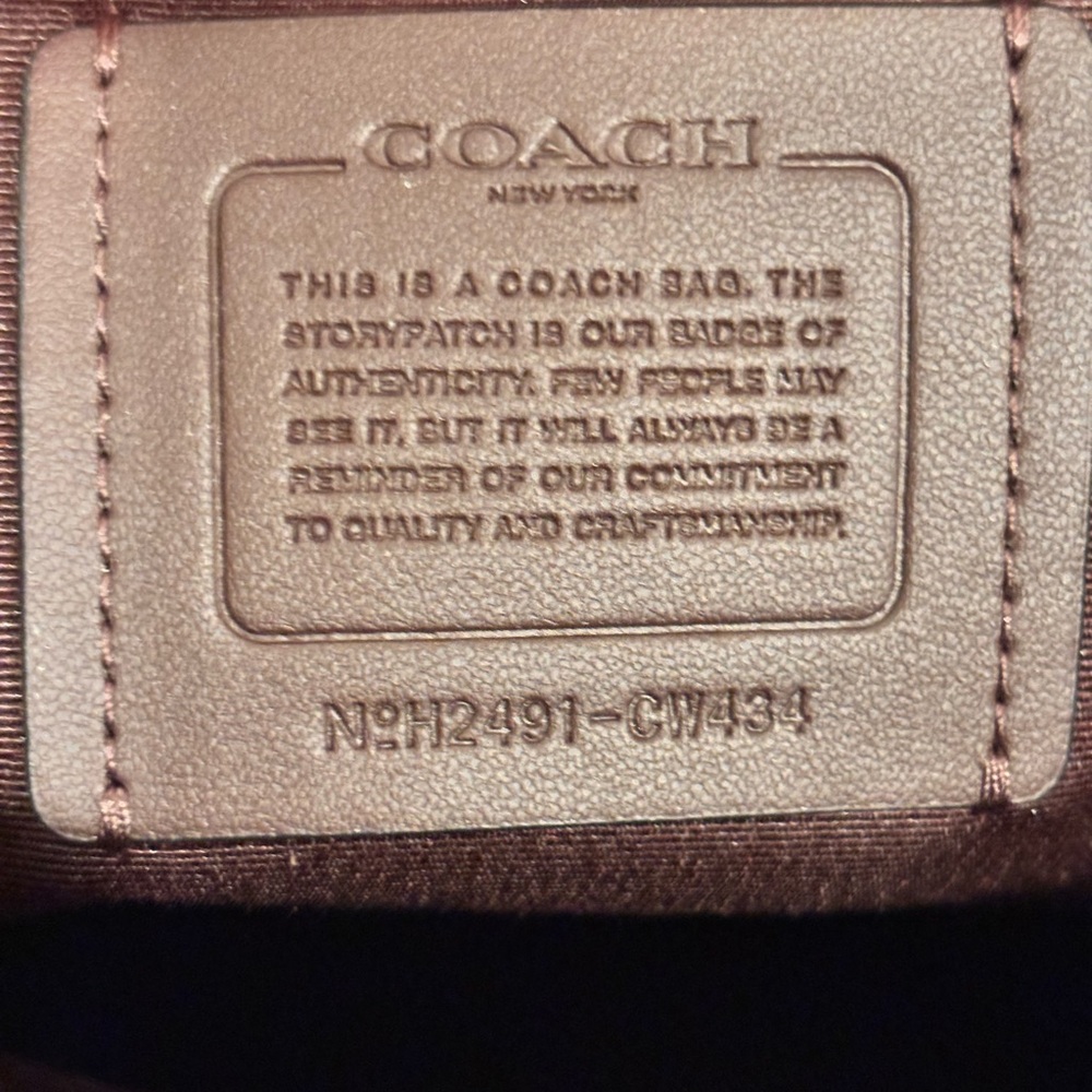 COACH Gallery Tote Bag with Heart Bolt Print (model number CW434) NWT $380+ - Picture 13 of 15